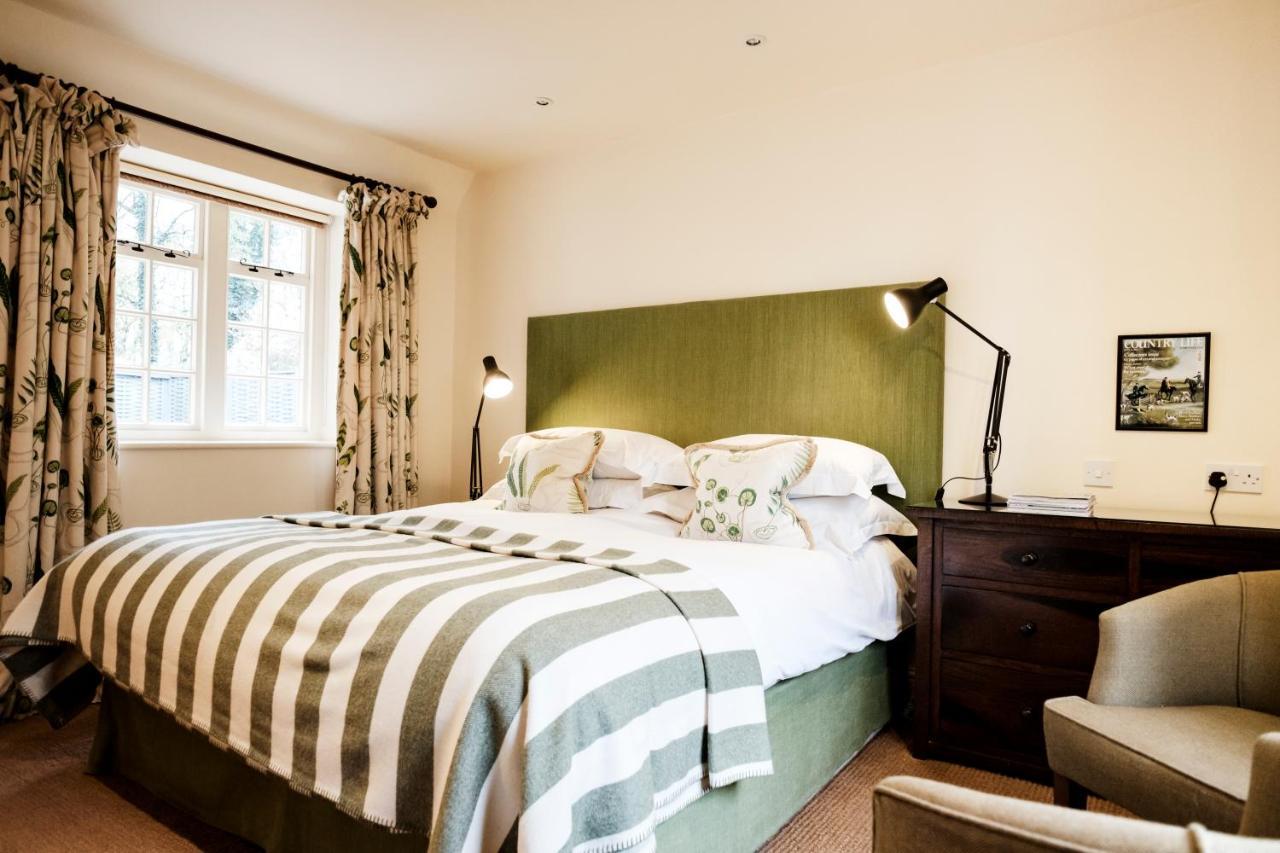 The Hare & Hounds Hotel Тетбери Экстерьер фото