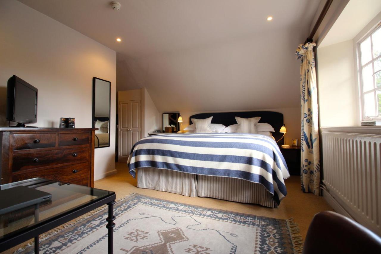 The Hare & Hounds Hotel Тетбери Экстерьер фото