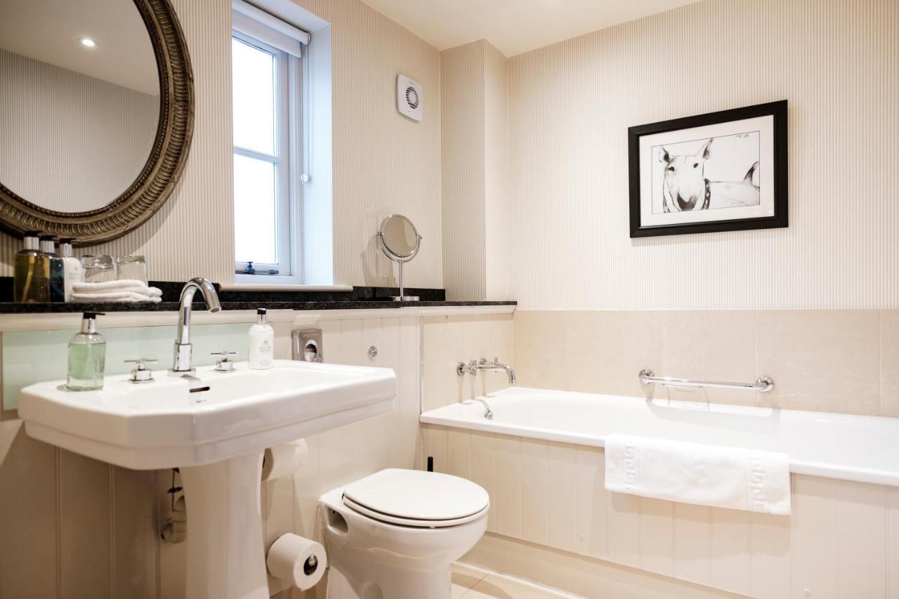 The Hare & Hounds Hotel Тетбери Экстерьер фото