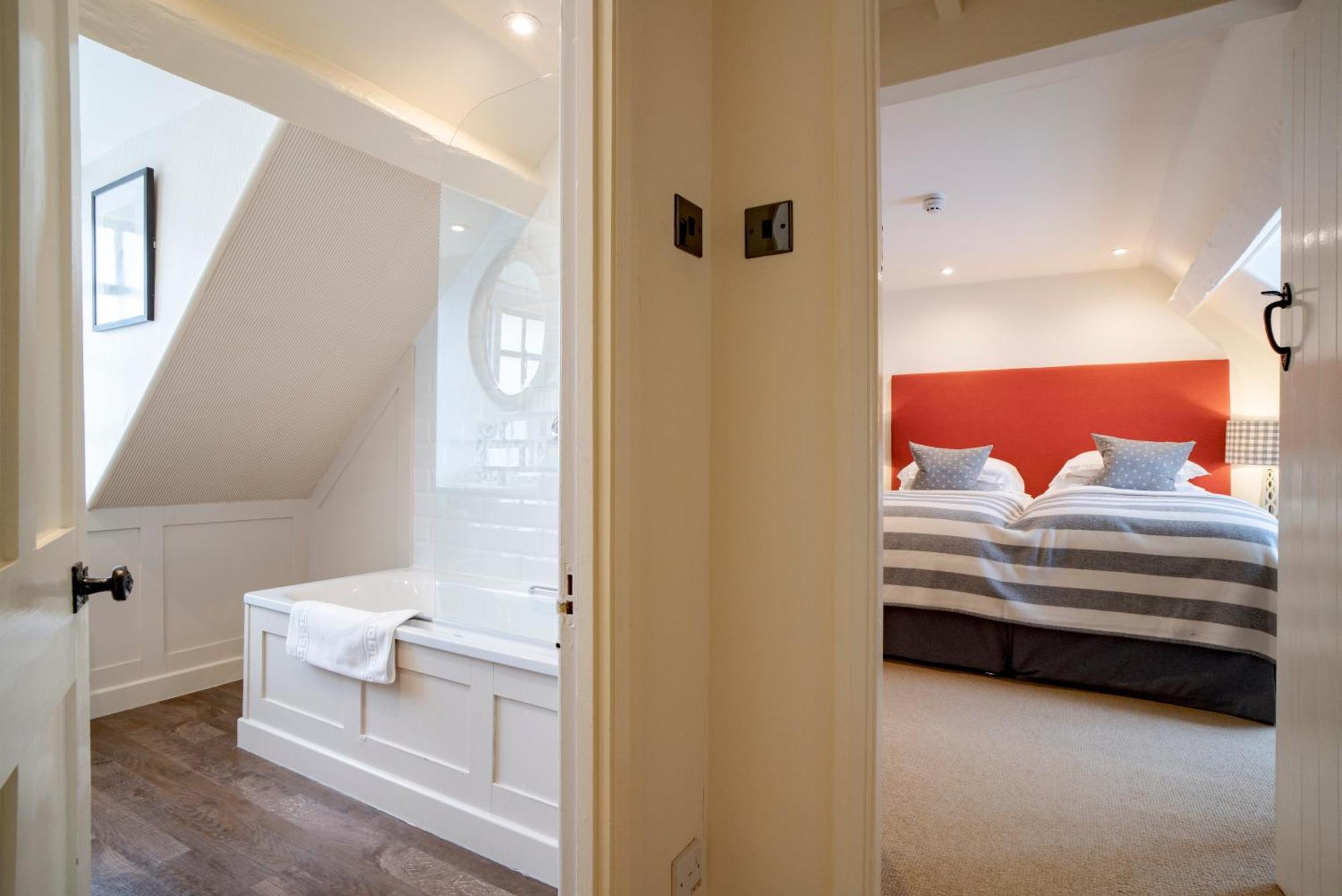 The Hare & Hounds Hotel Тетбери Номер фото