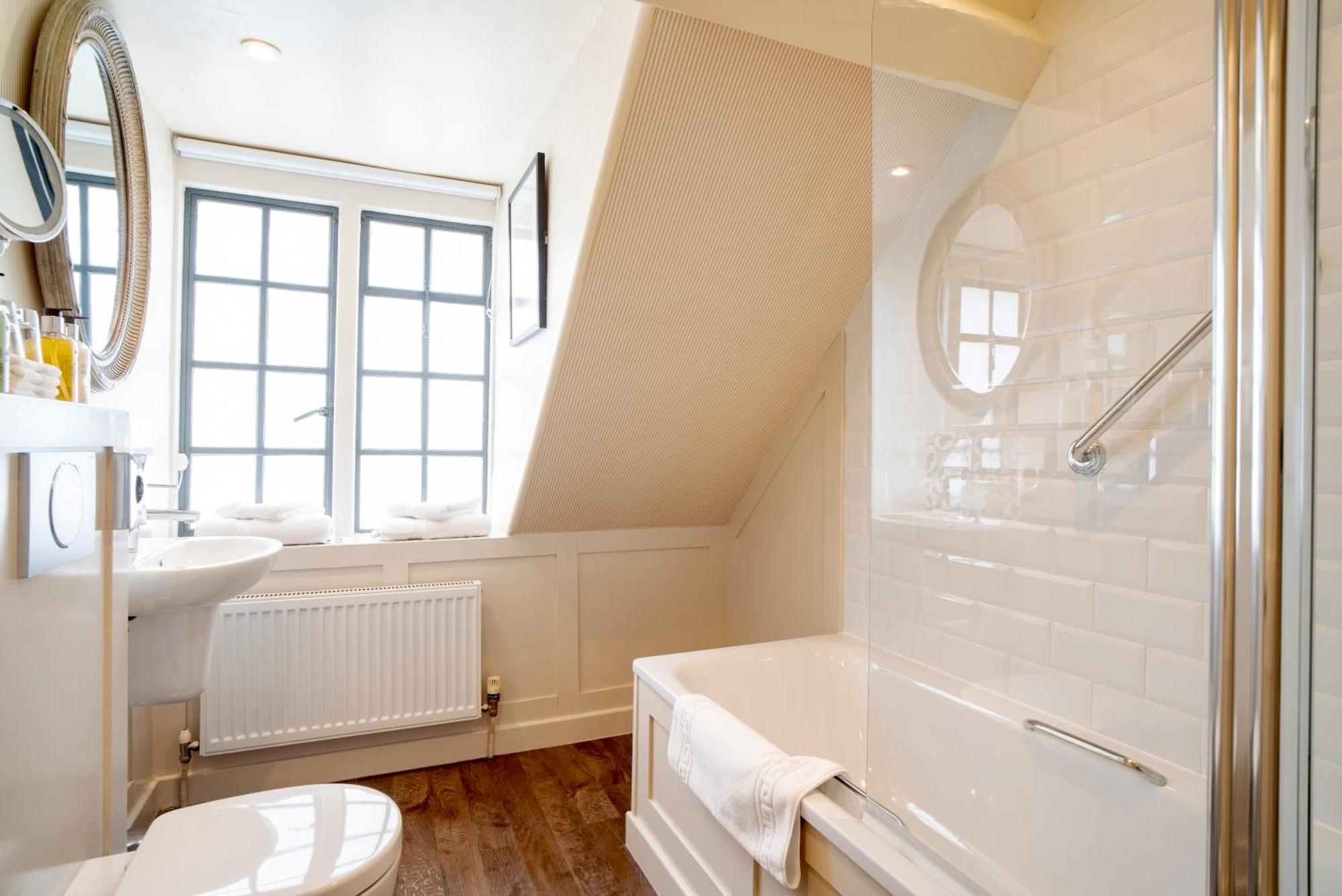 The Hare & Hounds Hotel Тетбери Номер фото