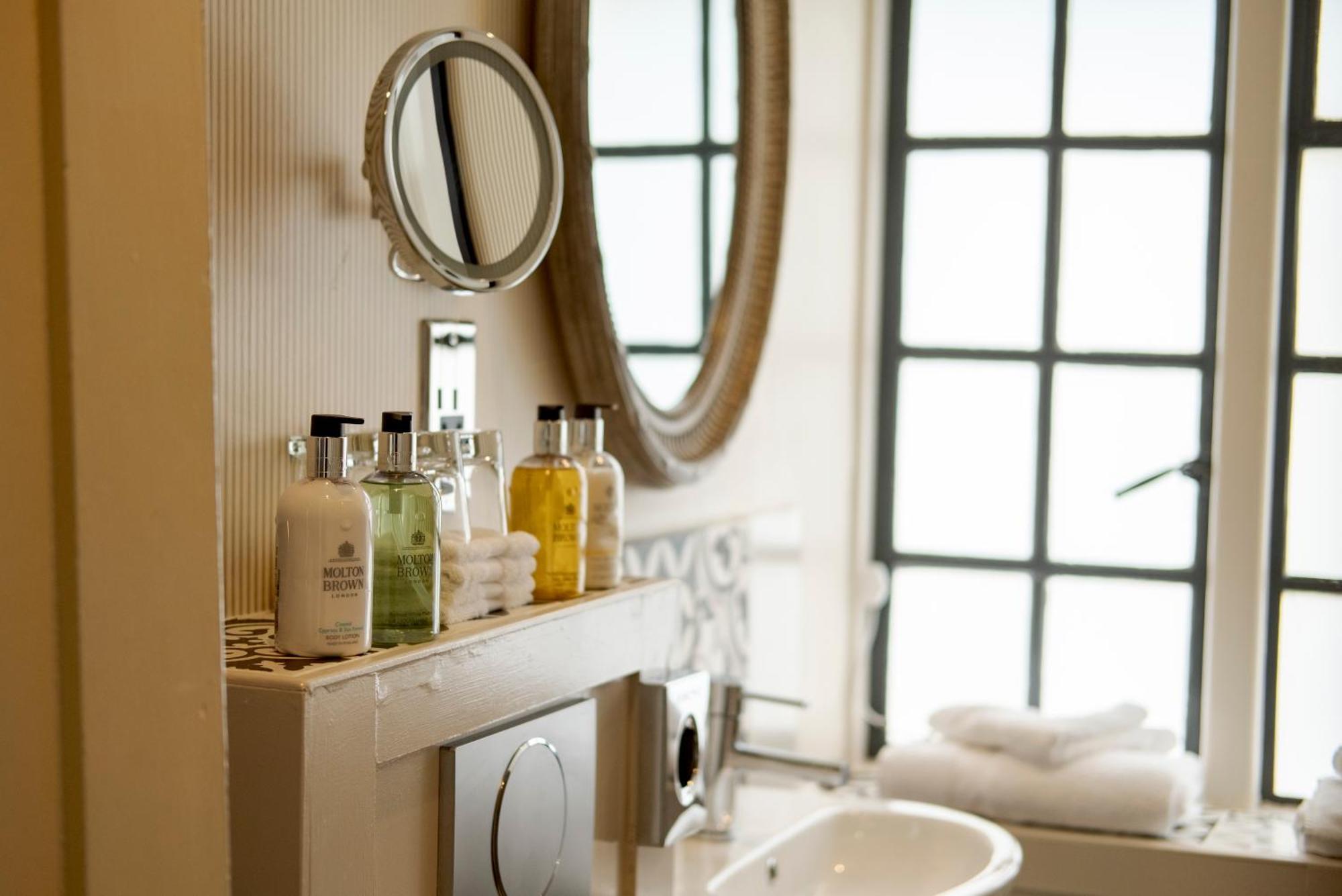 The Hare & Hounds Hotel Тетбери Номер фото