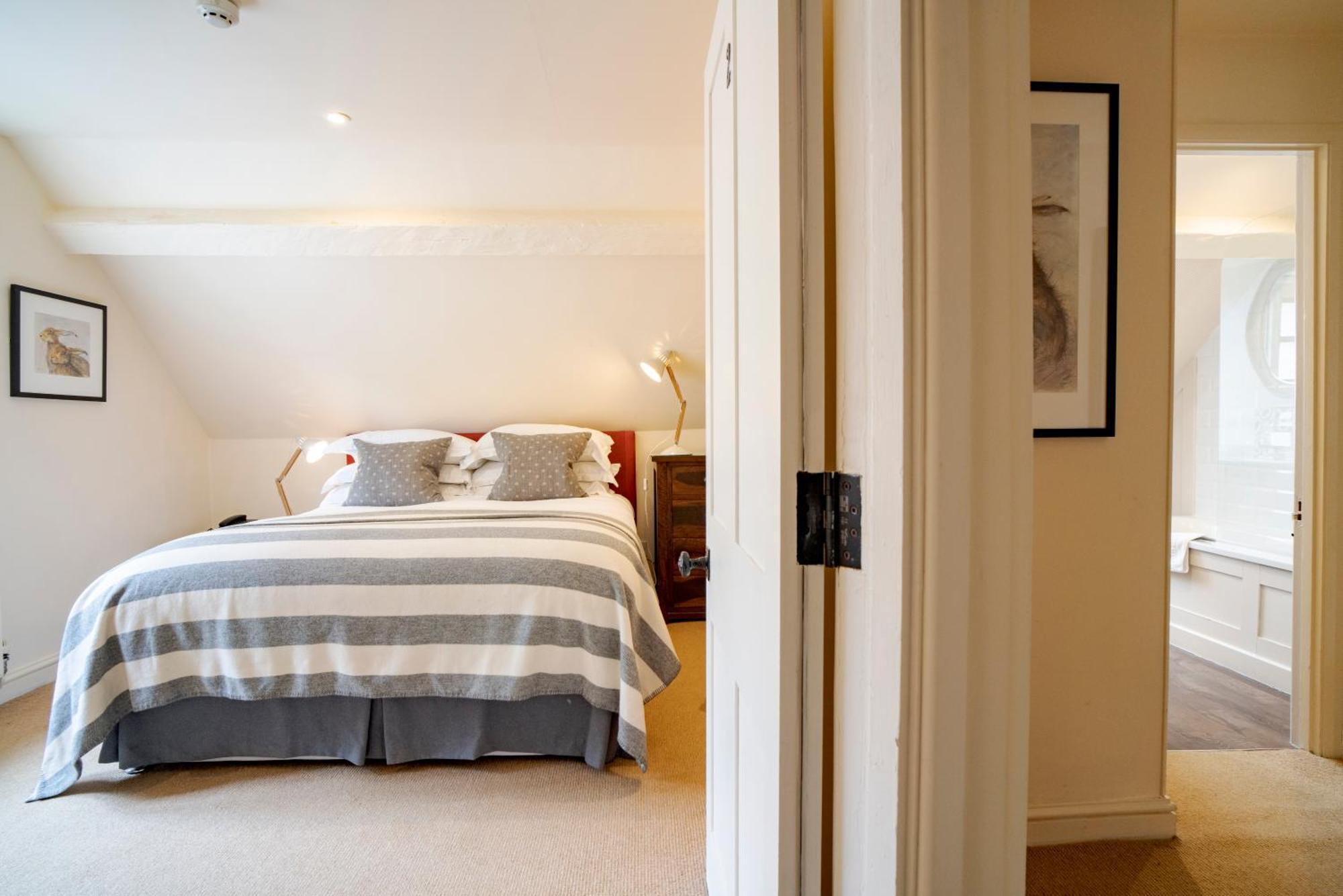 The Hare & Hounds Hotel Тетбери Номер фото