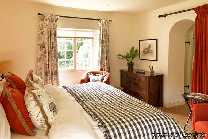 The Hare & Hounds Hotel Тетбери Номер фото