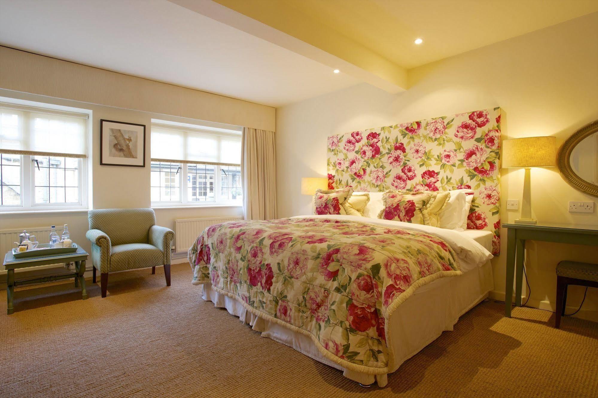 The Hare & Hounds Hotel Тетбери Экстерьер фото