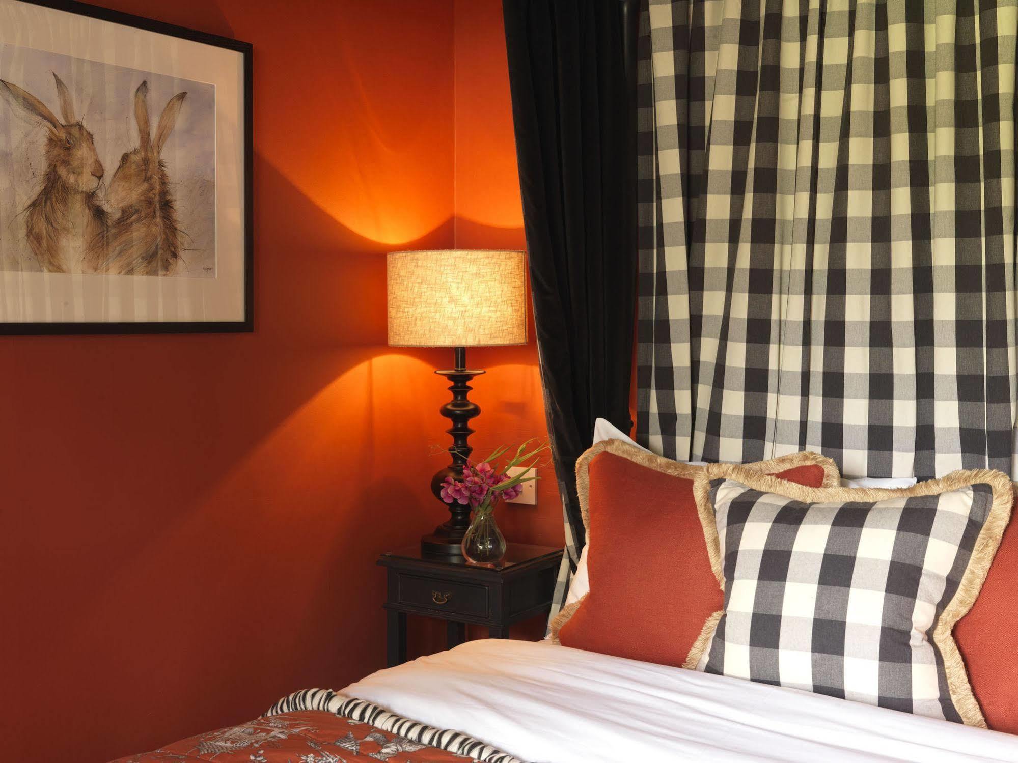The Hare & Hounds Hotel Тетбери Экстерьер фото