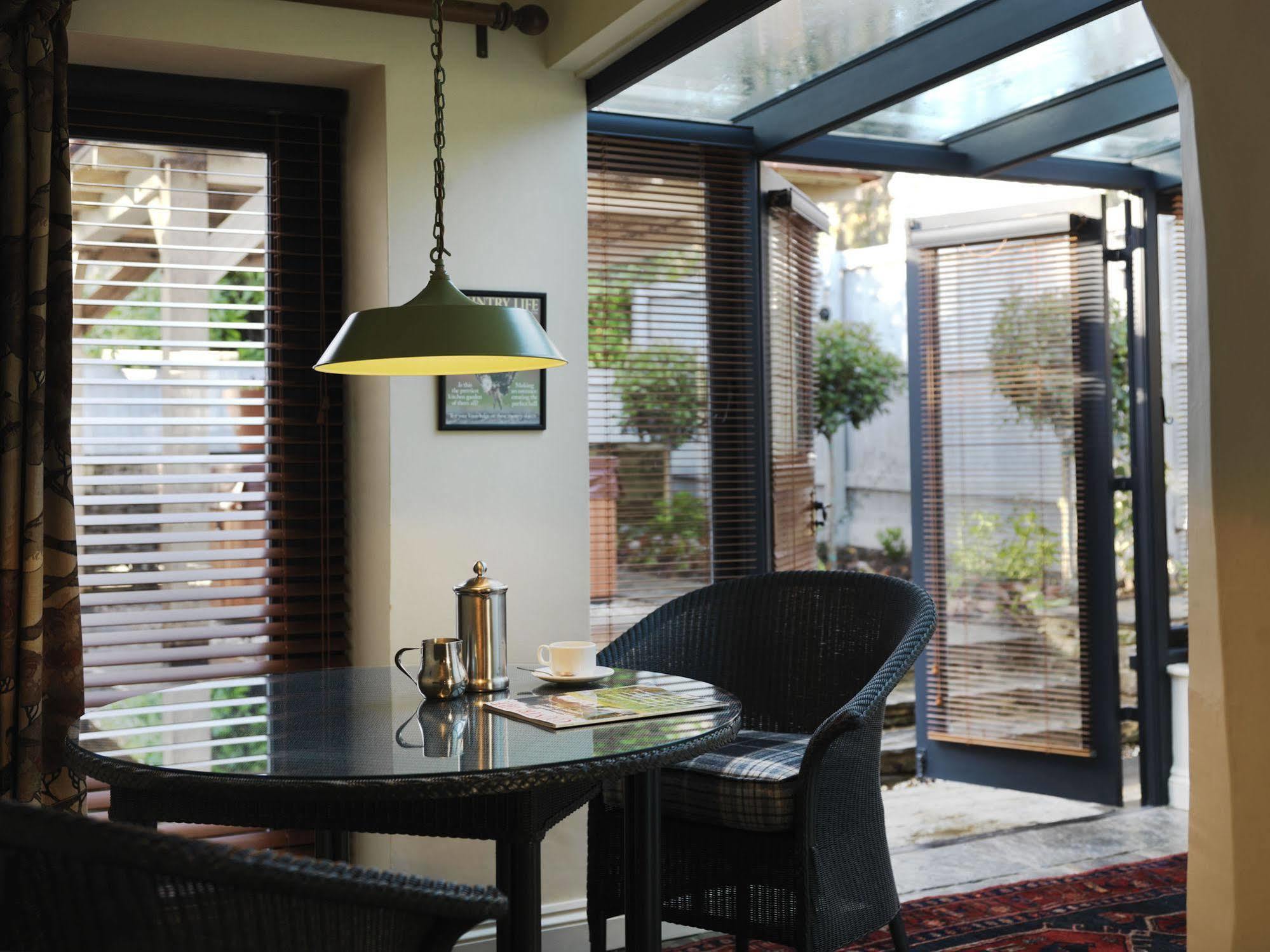 The Hare & Hounds Hotel Тетбери Экстерьер фото