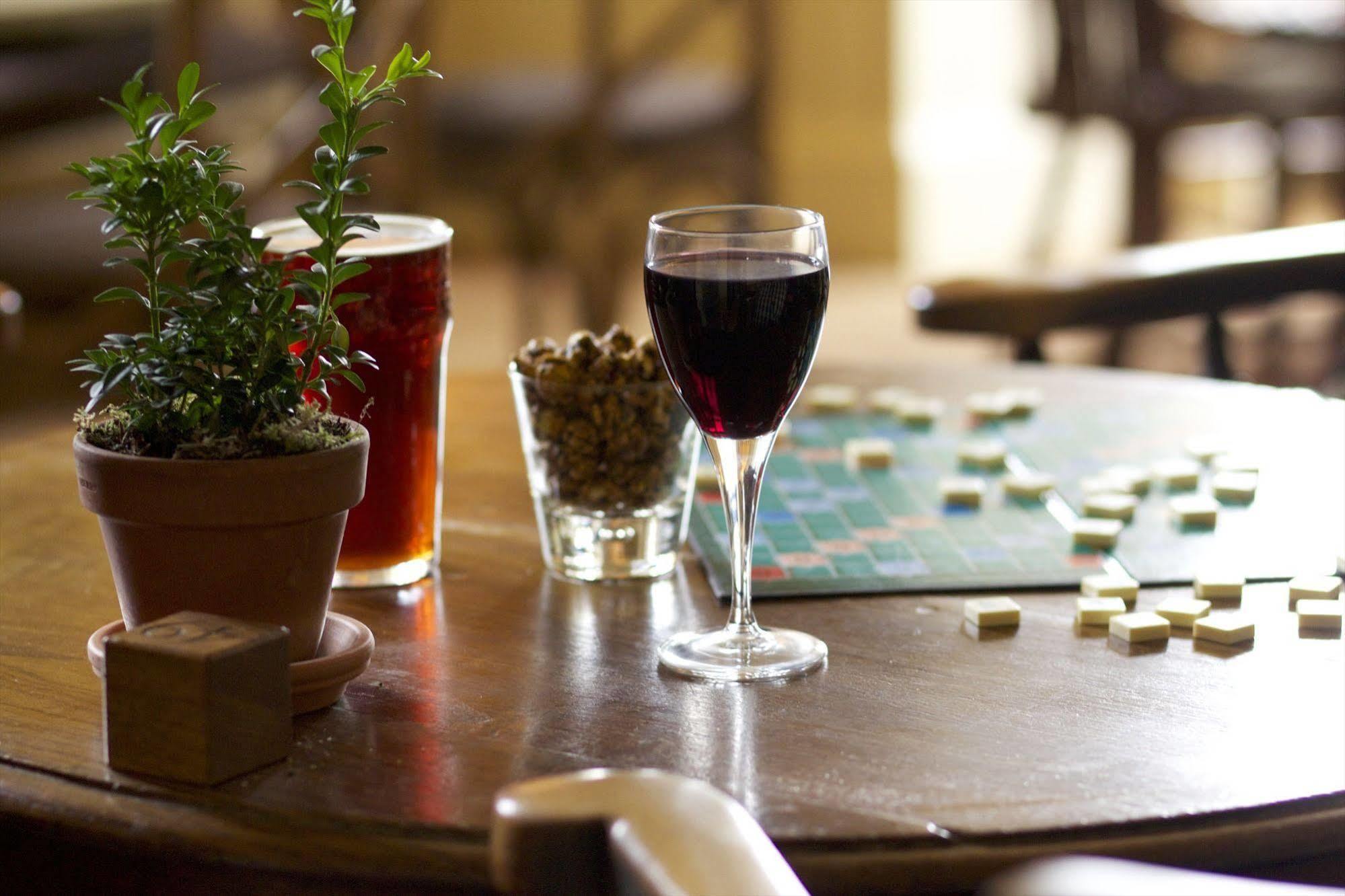 The Hare & Hounds Hotel Тетбери Экстерьер фото