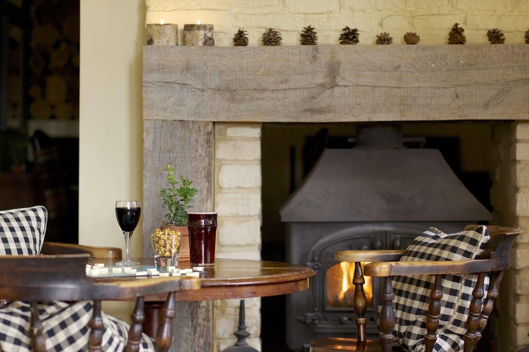 The Hare & Hounds Hotel Тетбери Экстерьер фото
