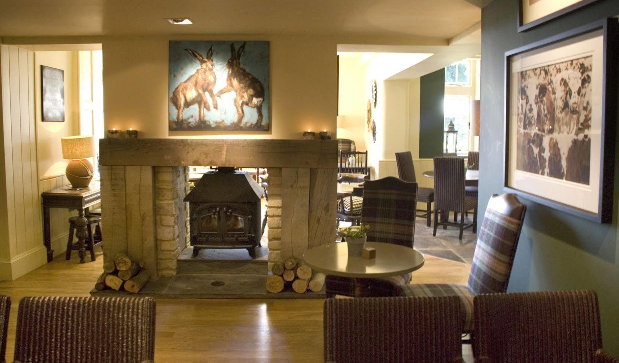 The Hare & Hounds Hotel Тетбери Экстерьер фото