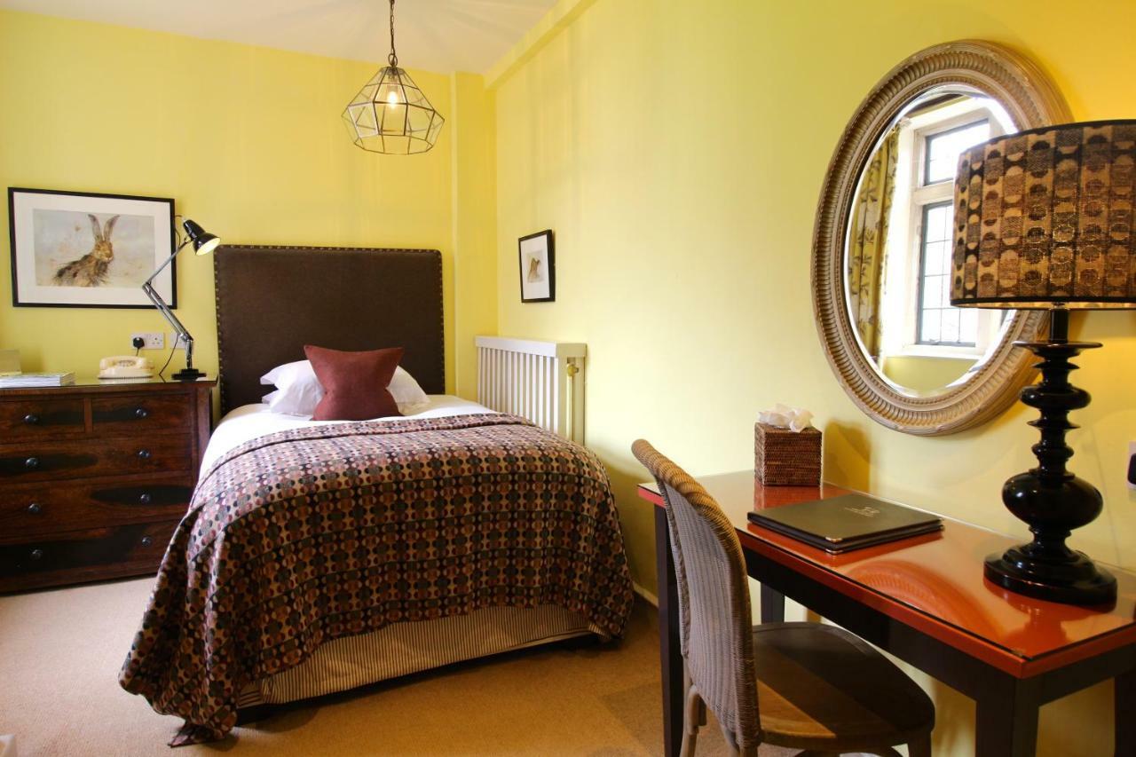 The Hare & Hounds Hotel Тетбери Экстерьер фото