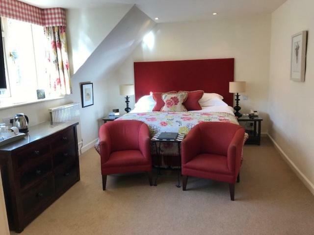 The Hare & Hounds Hotel Тетбери Экстерьер фото